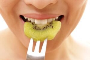 Why I Feel Itchy On My Tongue When Eating Kiwi Here Is The Answer Foodycare